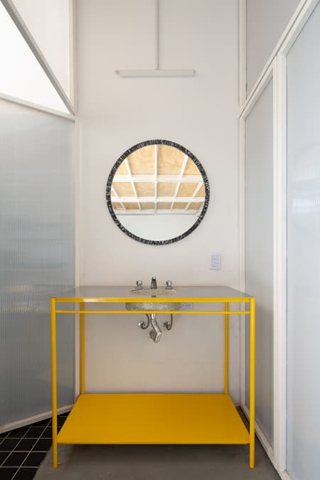 Proyecto Mutan workshop and showroom